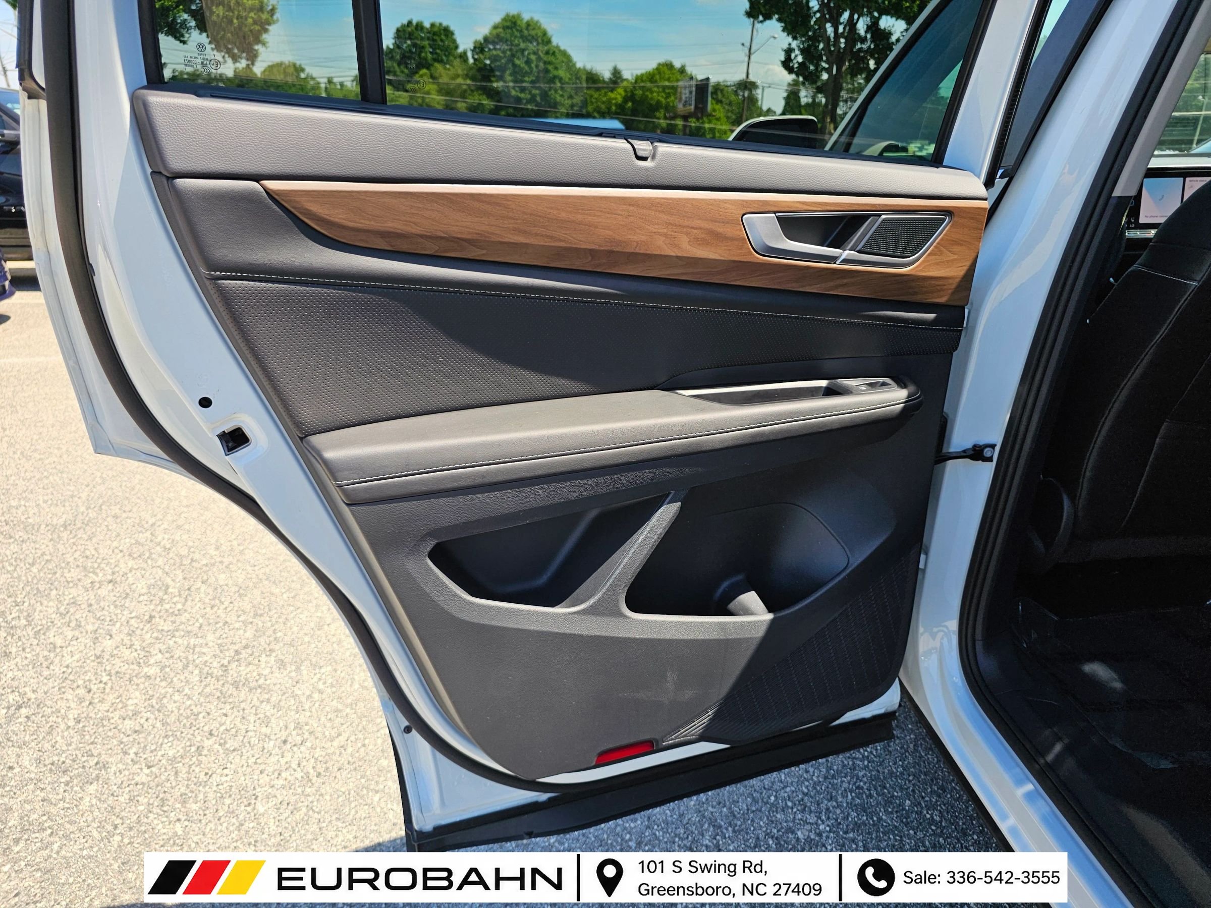 Used 2024 Volkswagen Atlas SE w/ Panoramic Sunroof Package FWD image 15