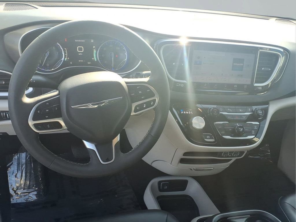 Used 2024 Chrysler Pacifica Touring-L FWD image 4