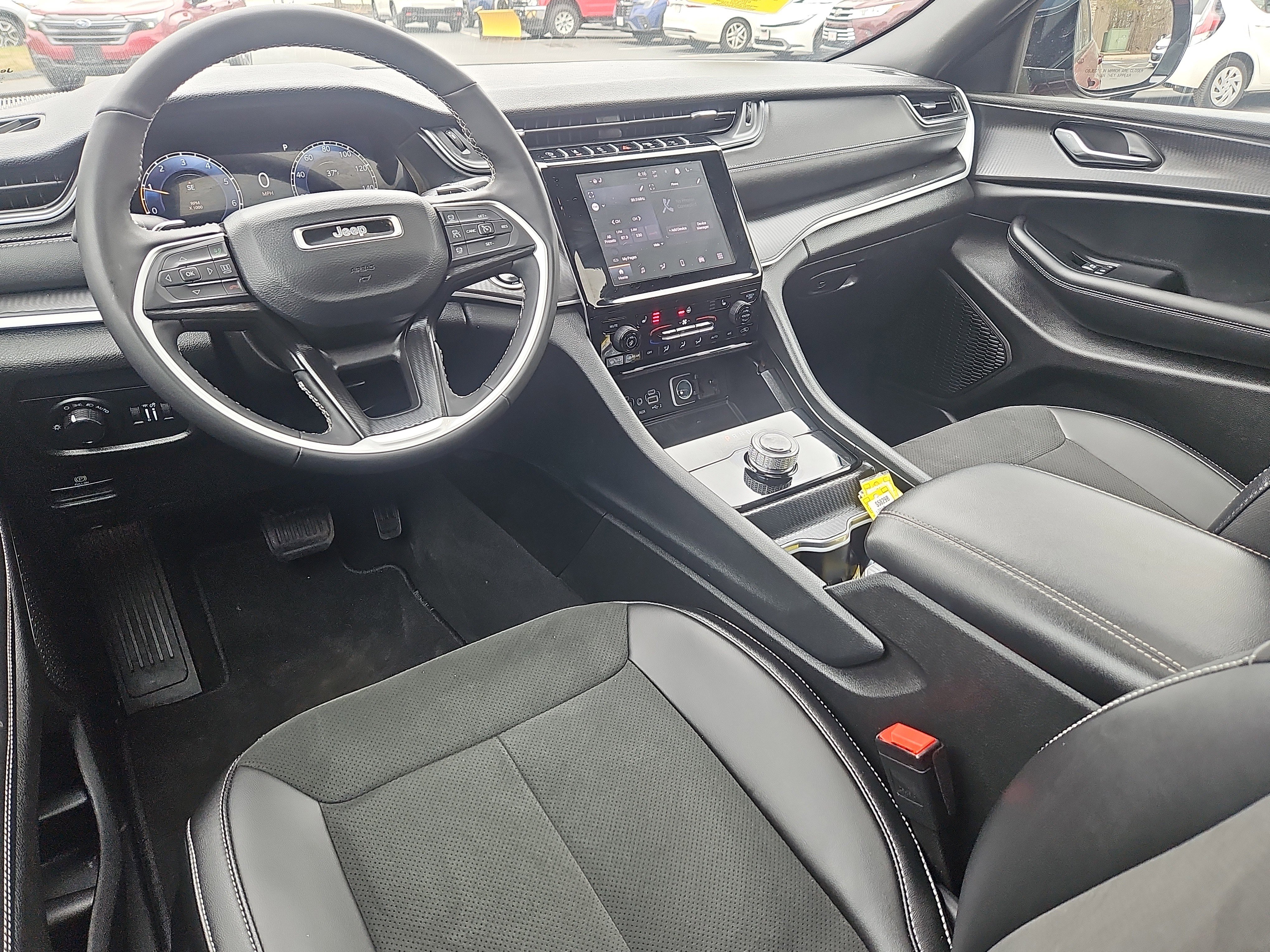 Used 2025 Jeep Grand Cherokee Altitude image 3