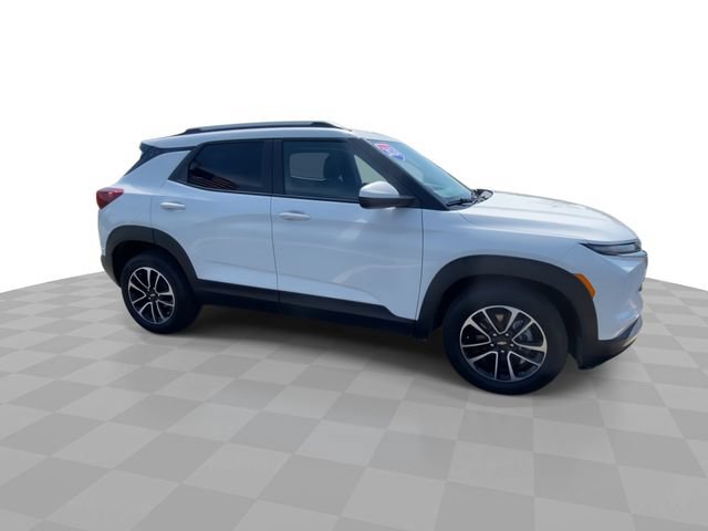 Used 2024 Chevrolet TrailBlazer LT w/ LT Cold Weather Package FWD image 3