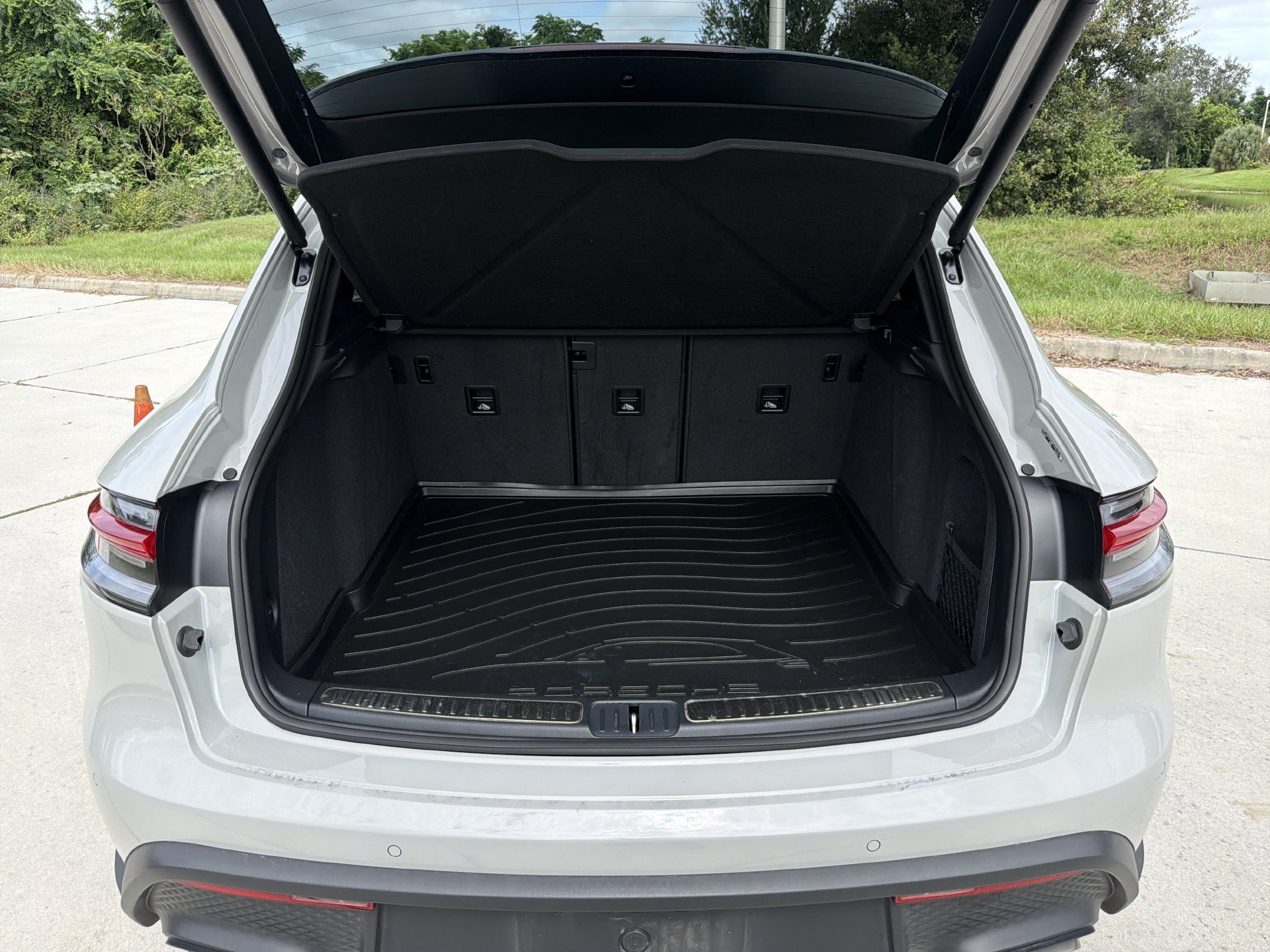 Used 2023 Porsche Macan Turbo AWD/4WD image 12