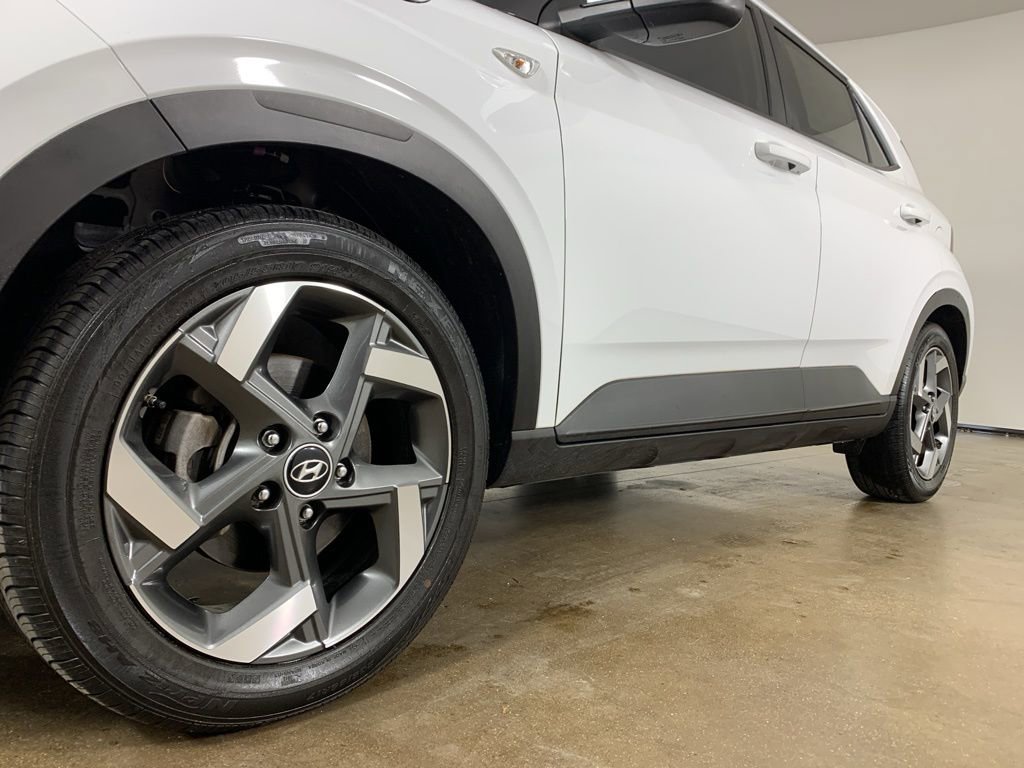 Used 2022 Hyundai Venue SEL image 2