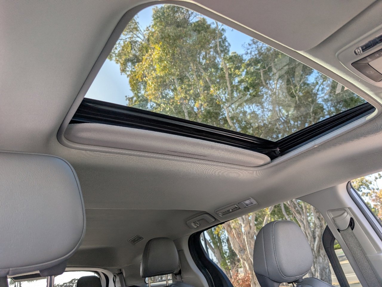 Used 2024 Toyota Sienna XLE image 3