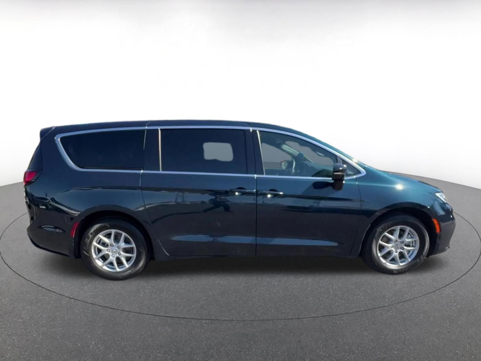 Used 2025 Chrysler Pacifica Select image 16