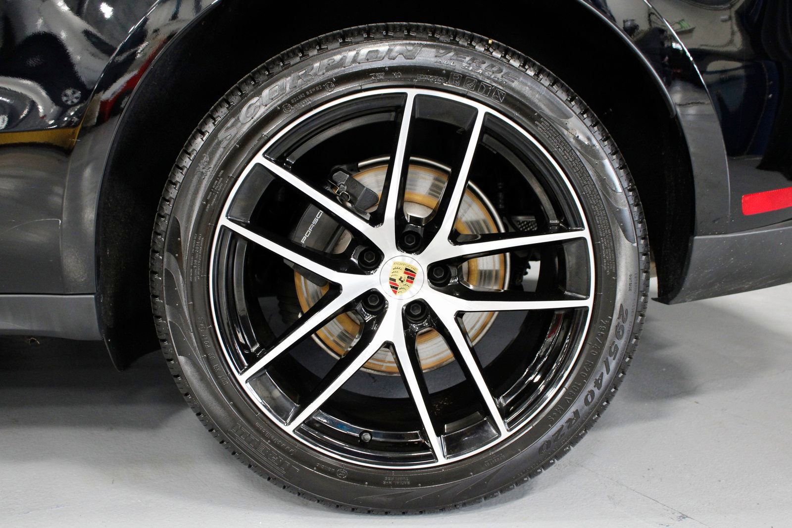 Certified 2025 Porsche Macan image 12