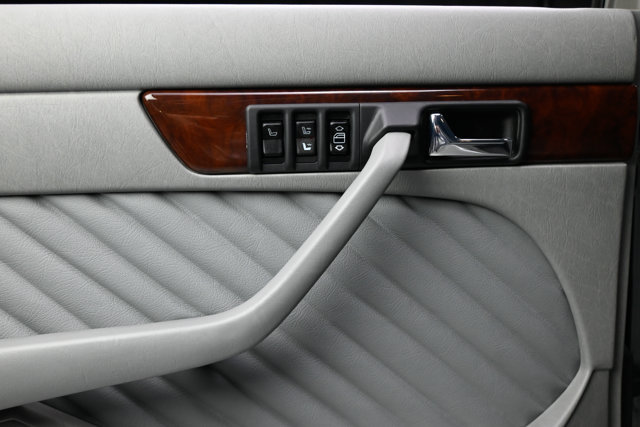 Used 1991 Mercedes-Benz 560 SEL image 46