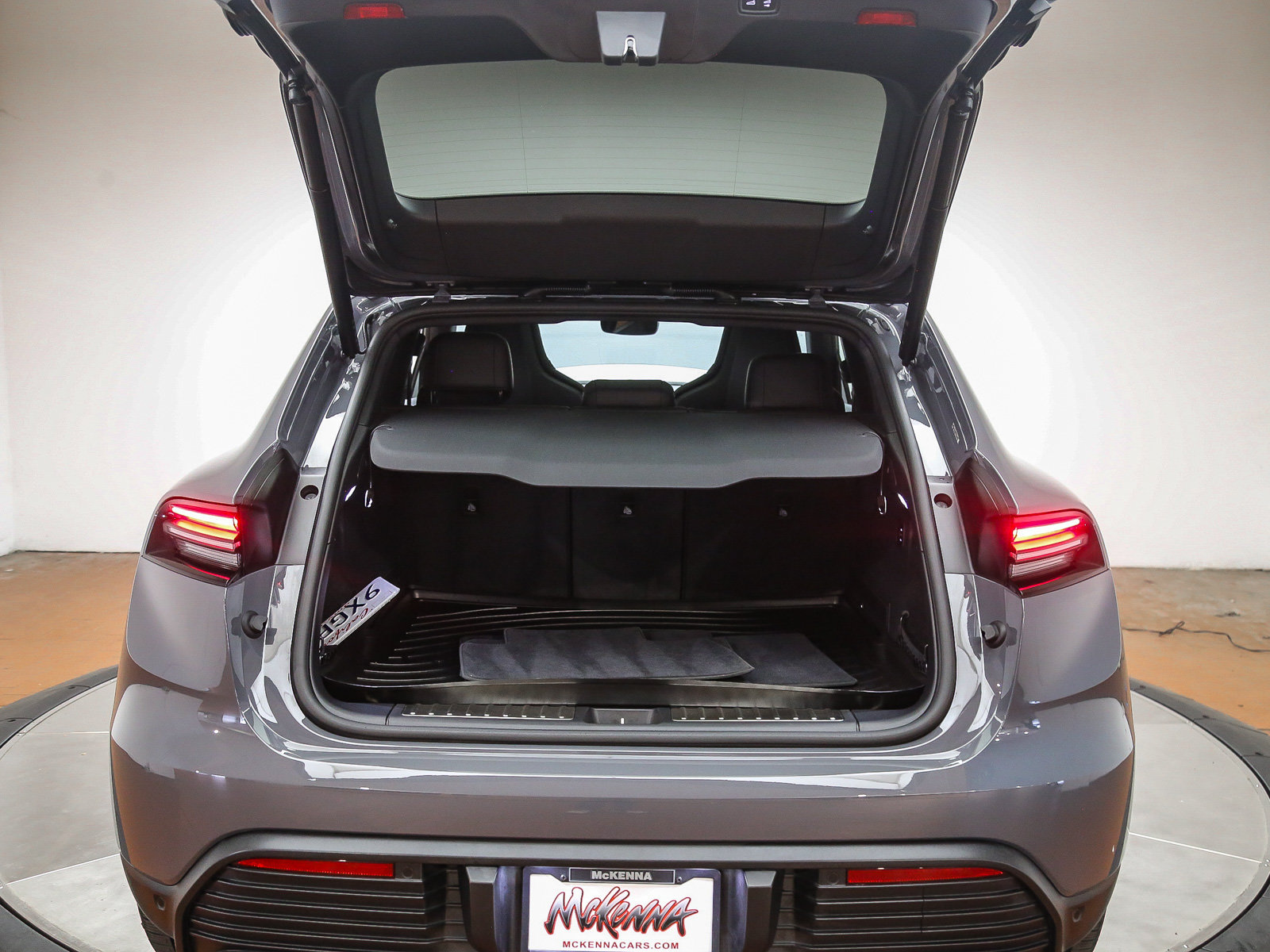 Certified 2025 Porsche Macan 4S Electric AWD/4WD image 31