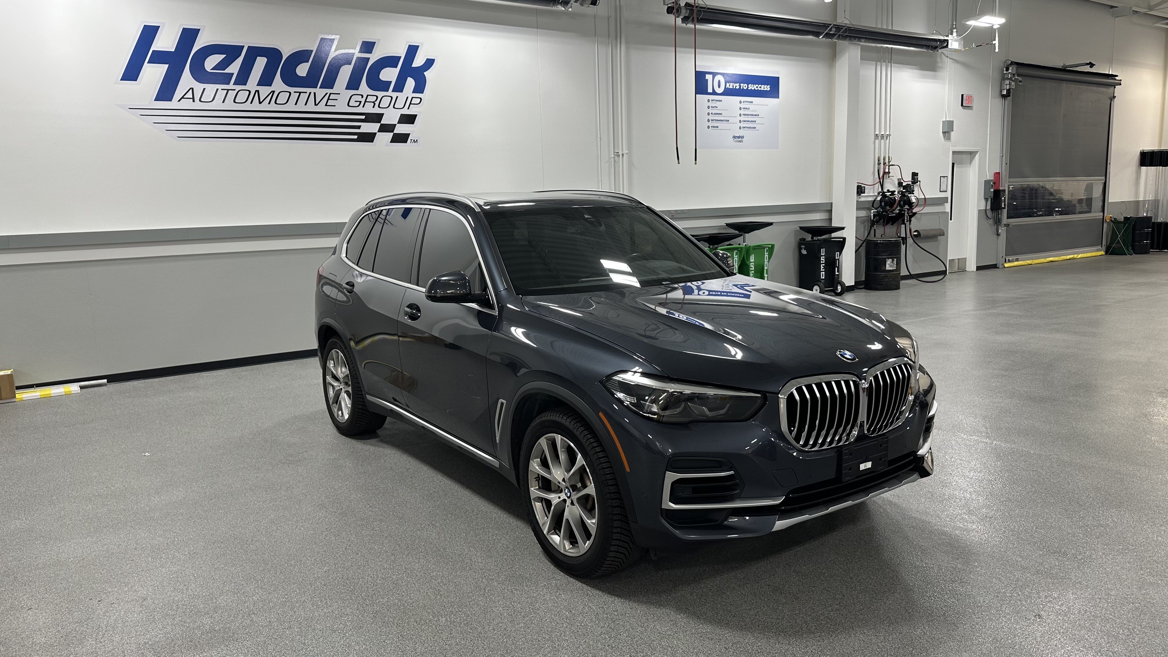 Used 2022 BMW X5 xDrive40i w/ Premium Package AWD/4WD image 2