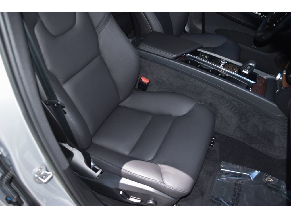 Certified 2023 Volvo XC60 B5 Plus w/ Climate Package AWD/4WD image 32