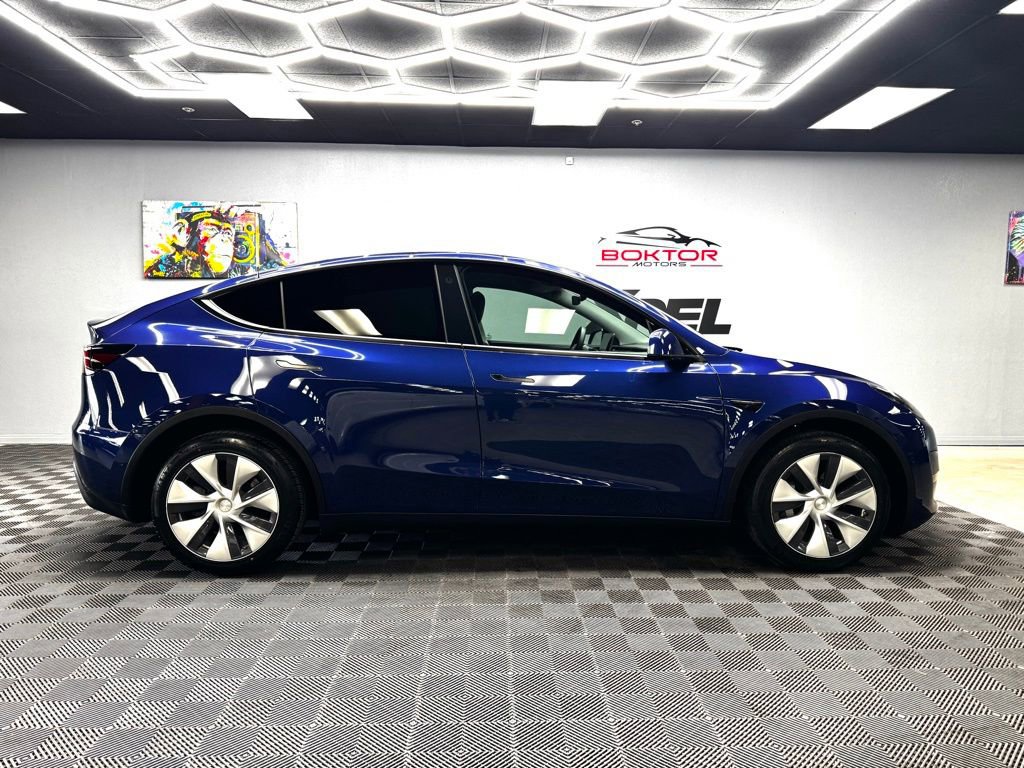 Used 2022 Tesla Model Y Long Range image 17