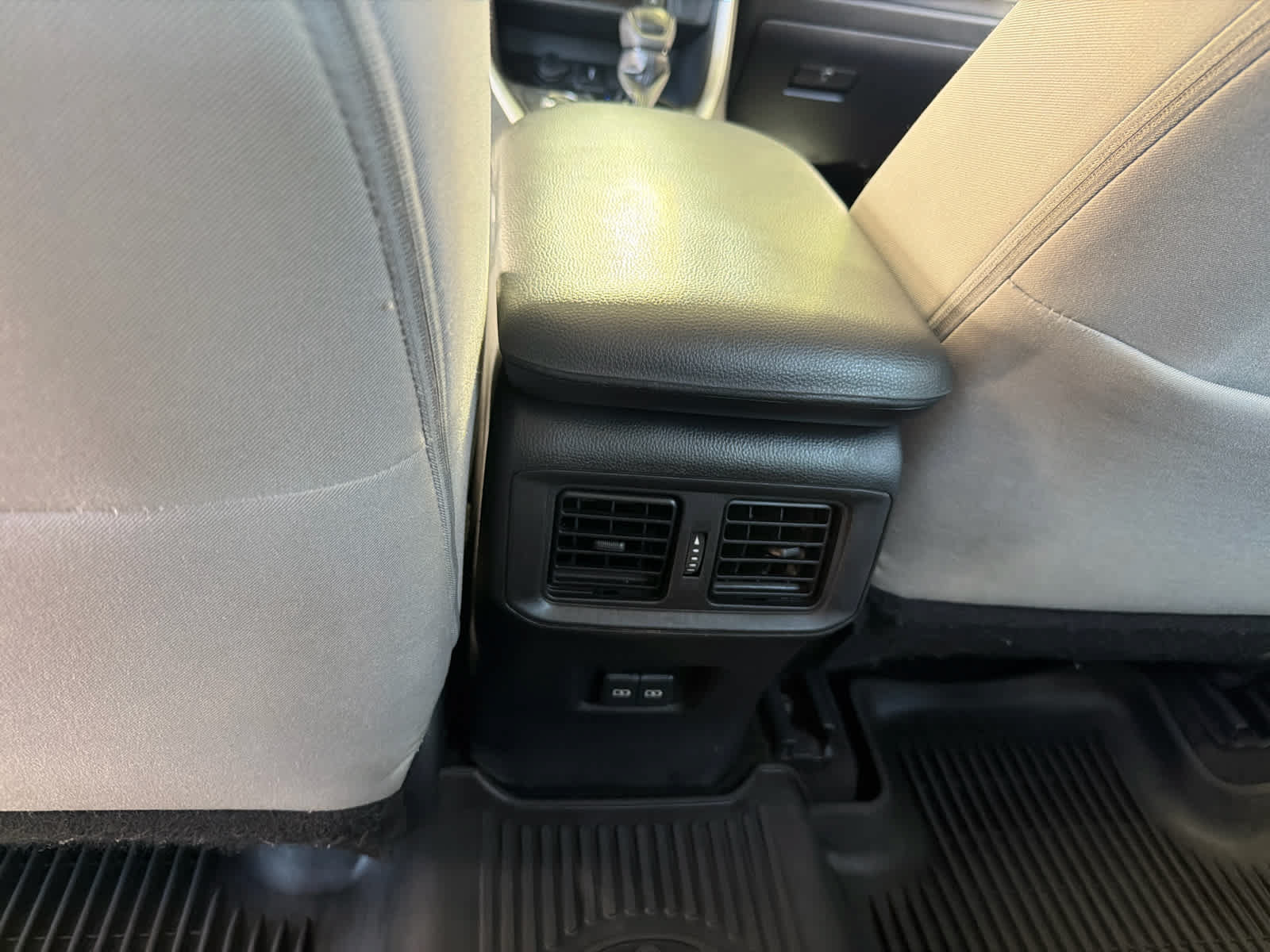 Used 2022 Toyota RAV4 XLE w/ Convenience Package AWD/4WD image 32