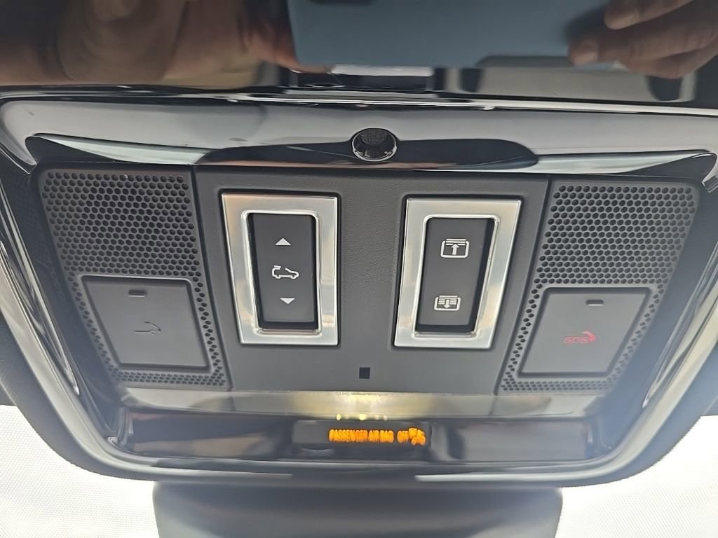 Used 2019 Land Rover Range Rover Velar R-Dynamic SE AWD/4WD image 19