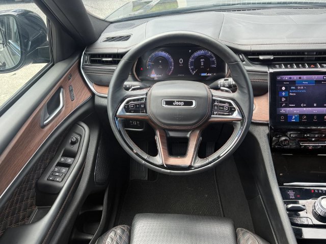 Used 2025 Jeep Grand Cherokee Summit w/ Obsidian Package AWD/4WD image 15