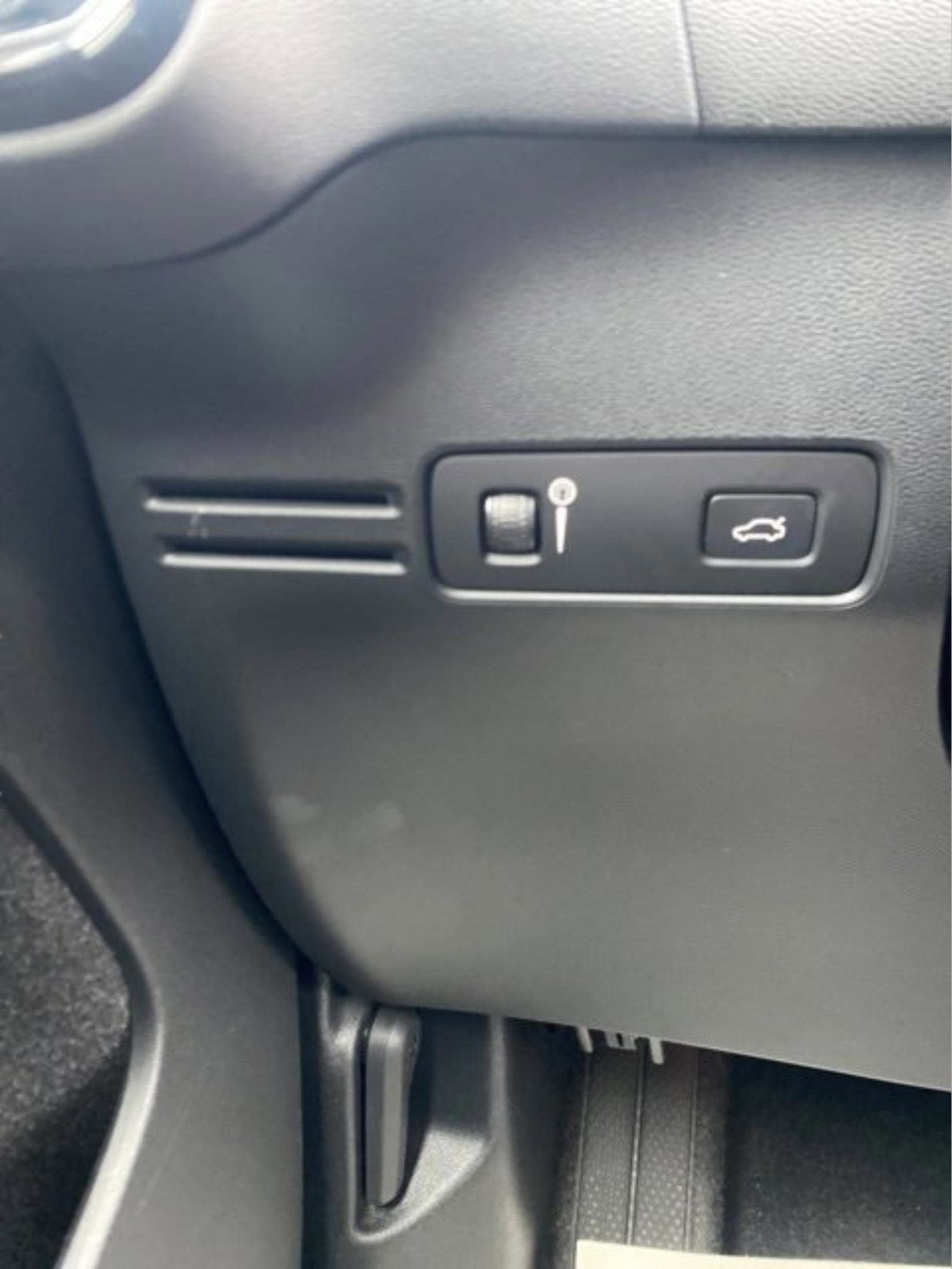 Used 2022 Volvo XC40 T4 R-Design w/ Climate Package image 17