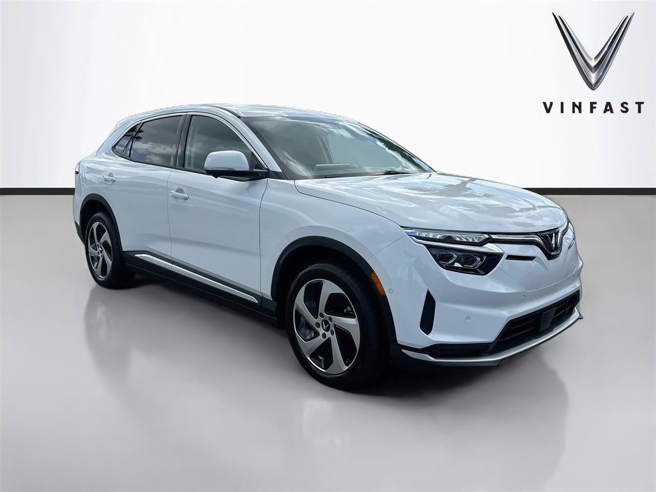 New 2027 VinFast VF 8 Eco AWD/4WD image 1