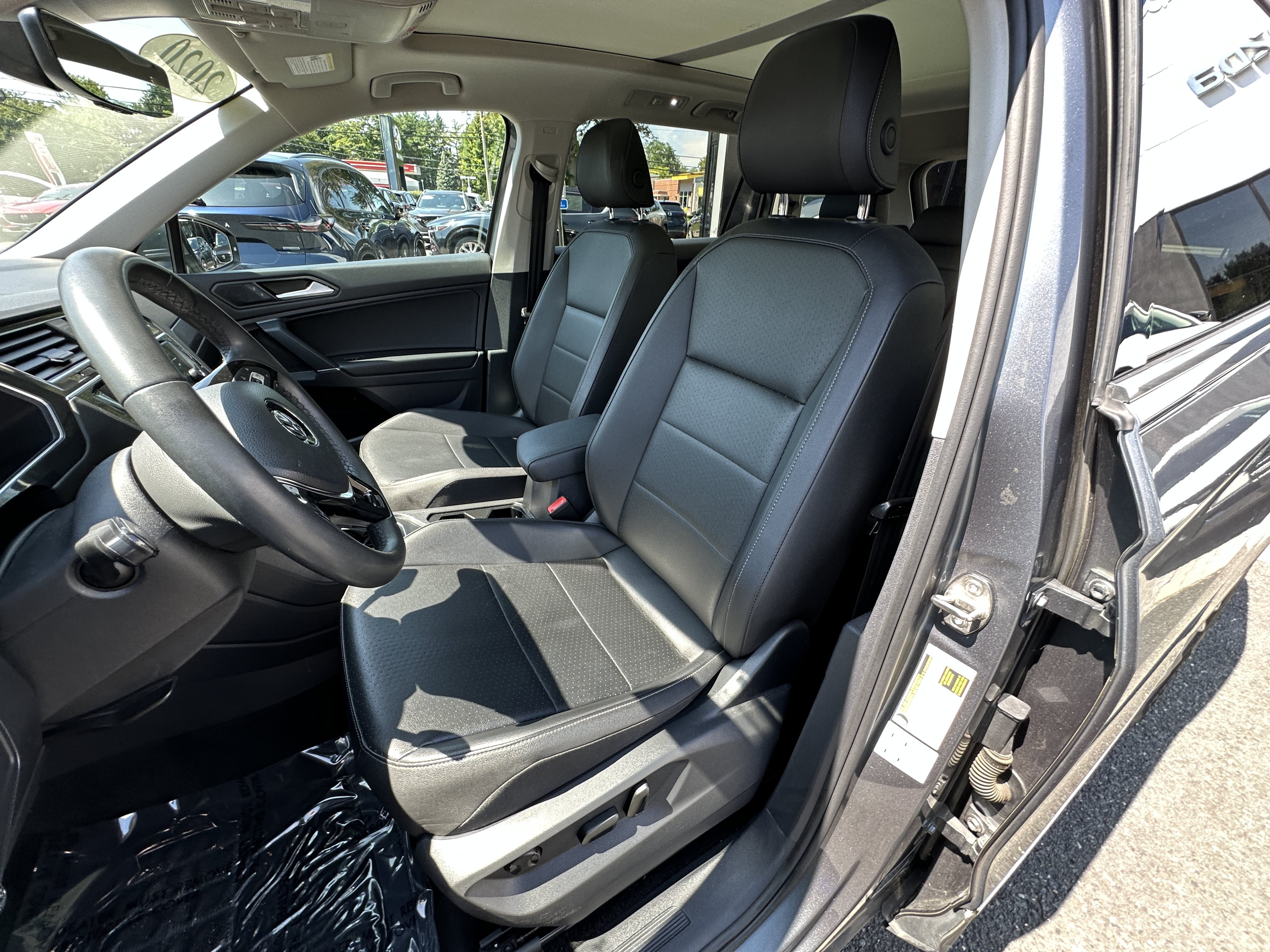 Used 2020 Volkswagen Tiguan SEL AWD/4WD image 25