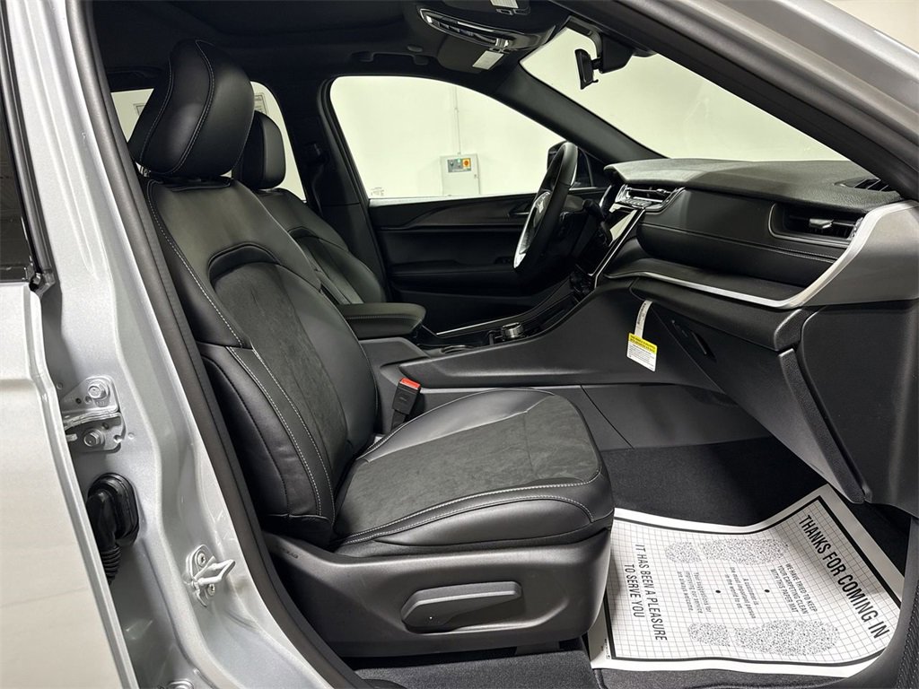 New 2025 Jeep Grand Cherokee Altitude image 20