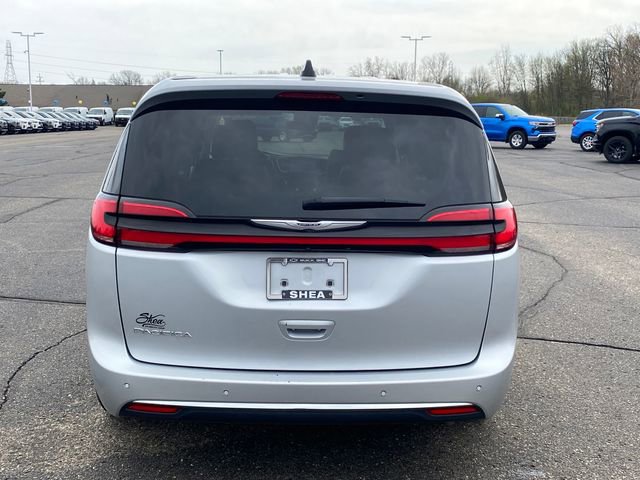 Used 2024 Chrysler Pacifica Touring-L FWD image 4