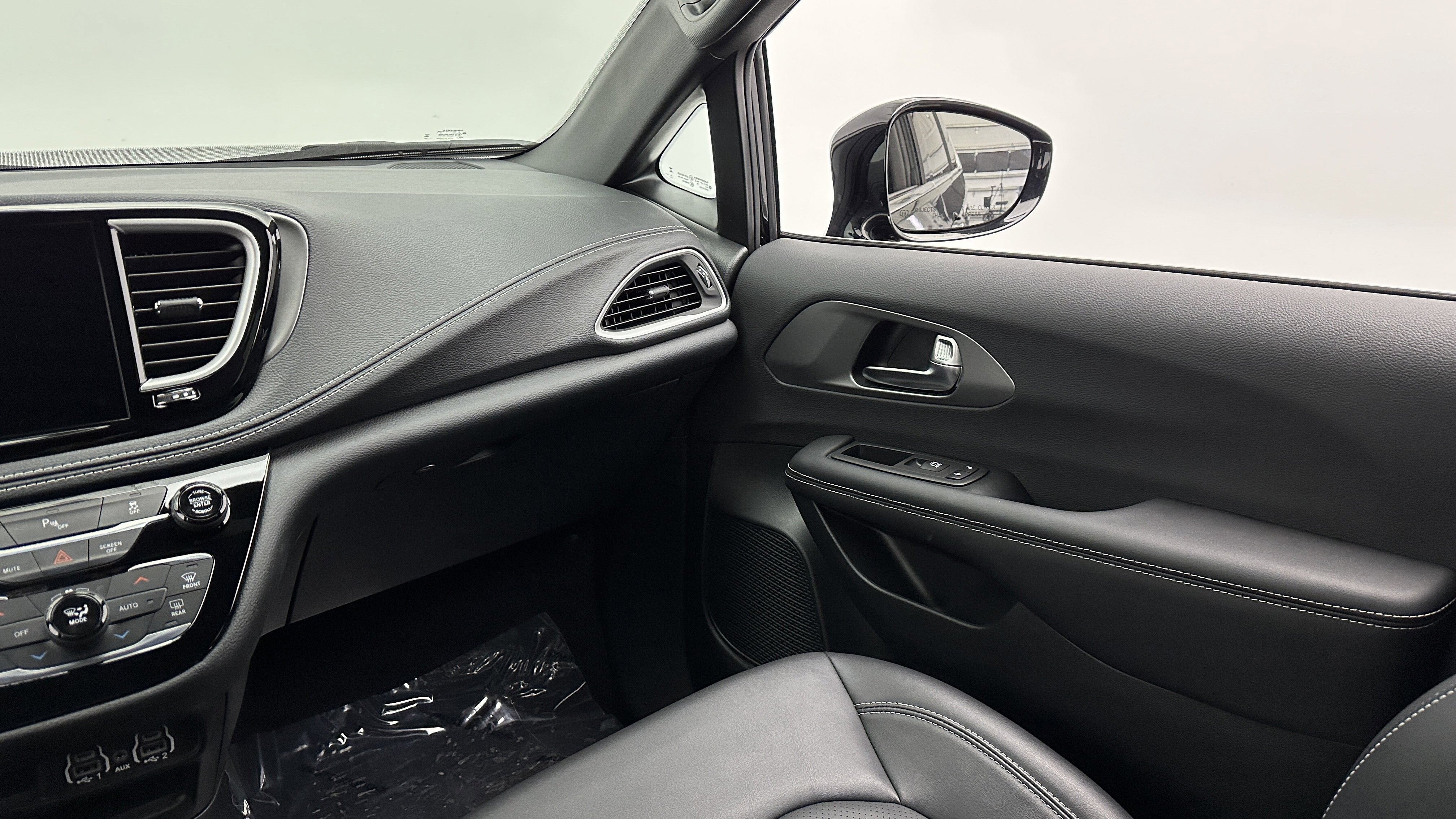 Used 2025 Chrysler Pacifica Select image 26