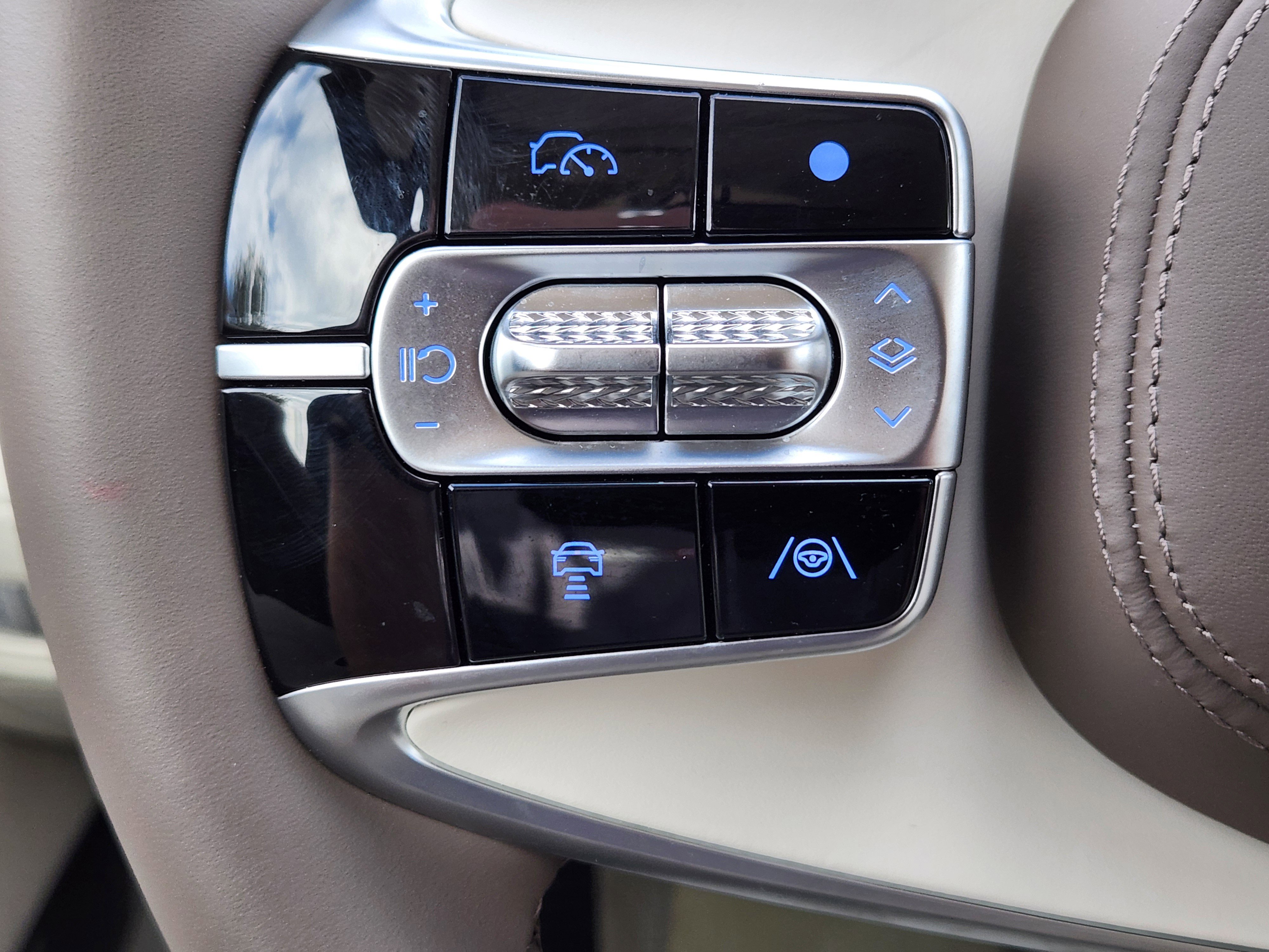 Used 2025 Genesis G90 3.5T image 30