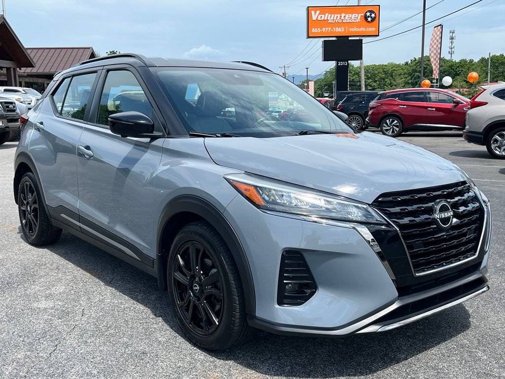 Used 2023 Nissan Kicks SR w/ SR Premium Package FWD image 2