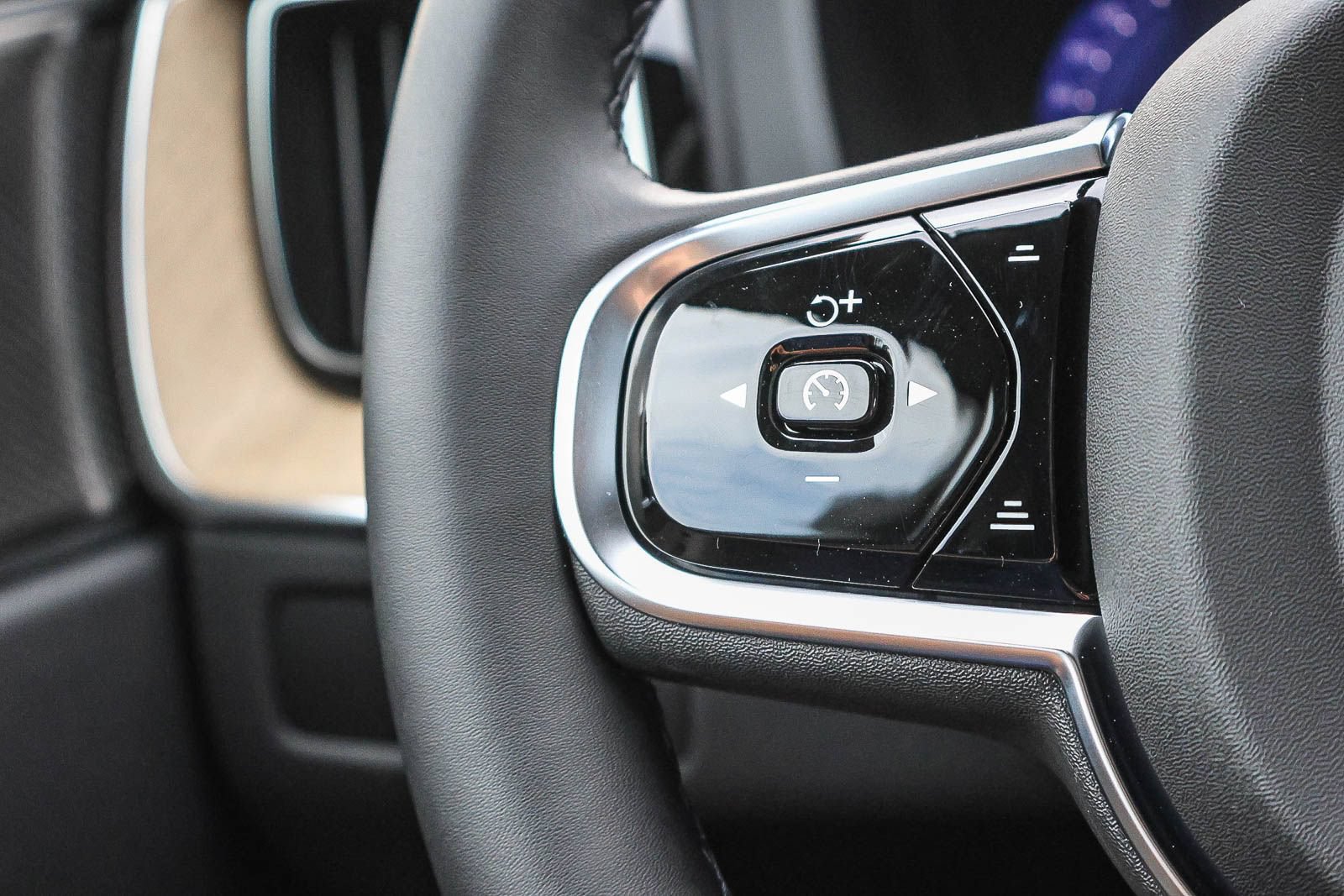 New 2027 Volvo XC60 B5 Plus AWD/4WD image 33