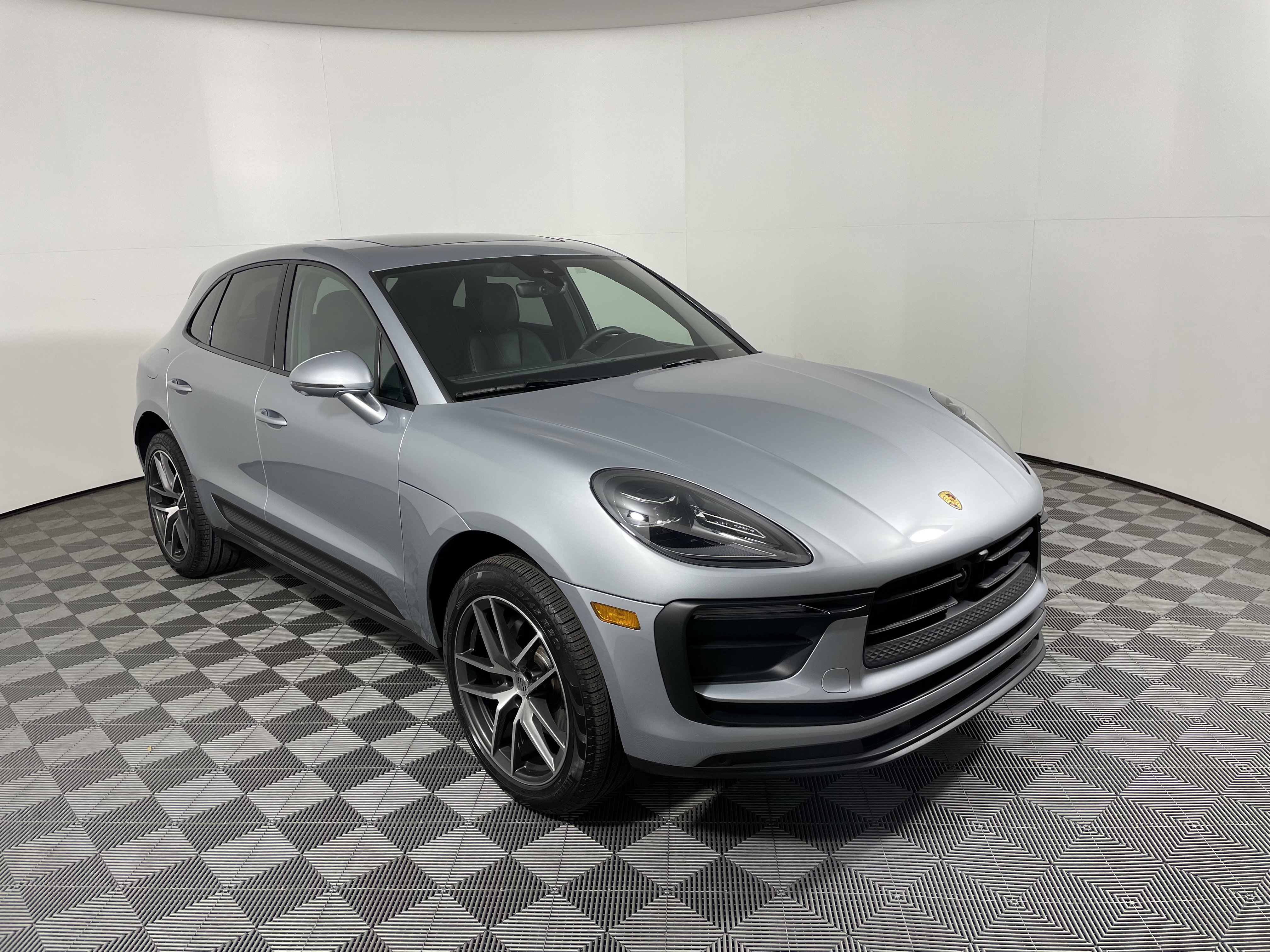Used 2025 Porsche Macan image 9