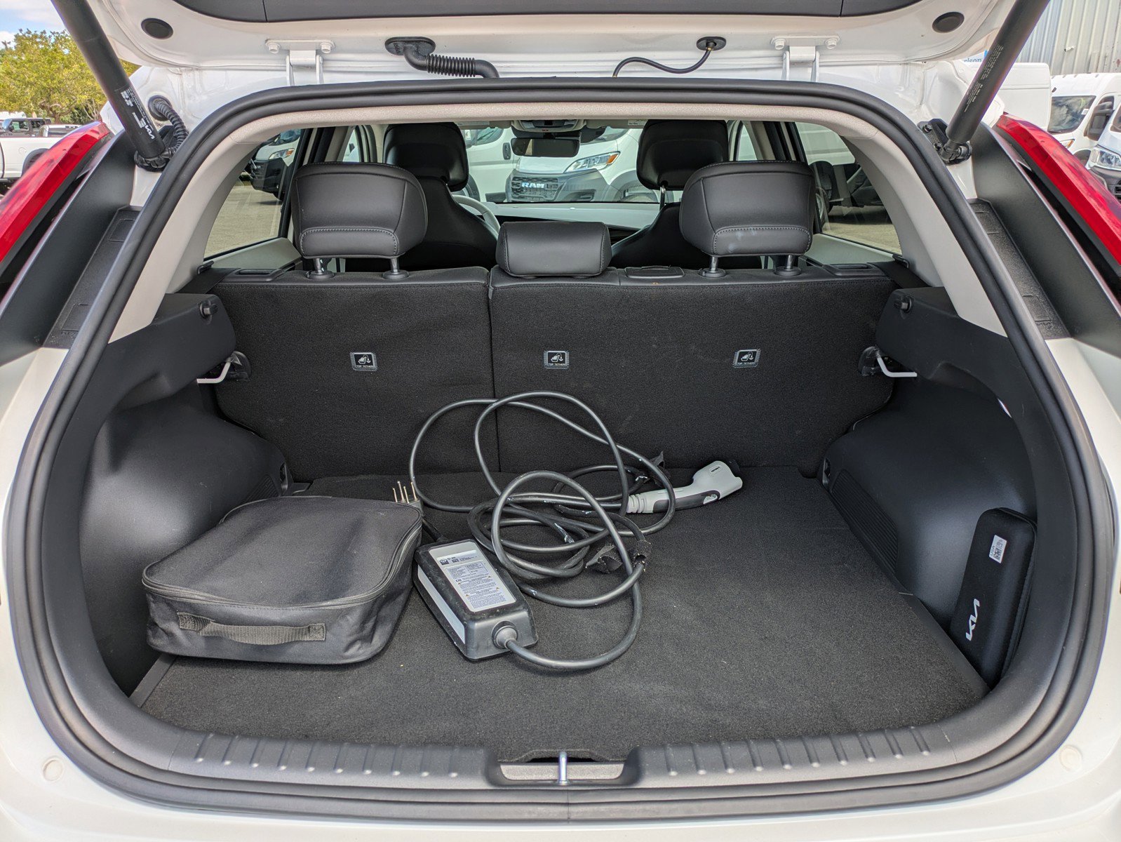 Certified 2023 Kia Niro Wave w/ Wave Preserve Package FWD image 10