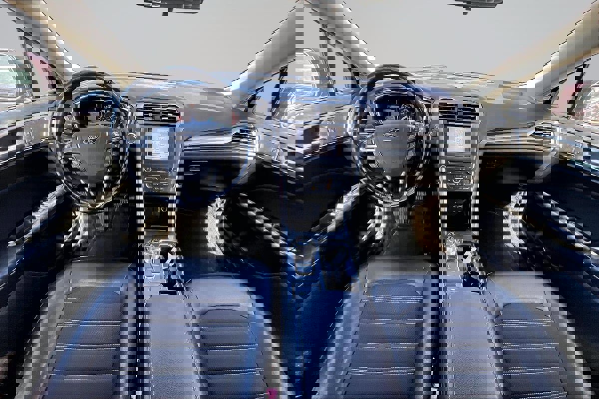 Used 2017 Ford Fusion SE w/ Equipment Group 201A image 16