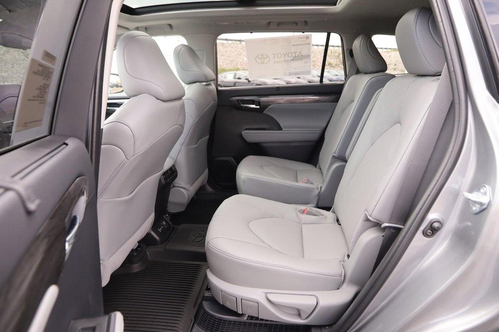 New 2026 Toyota Highlander Platinum AWD/4WD image 11