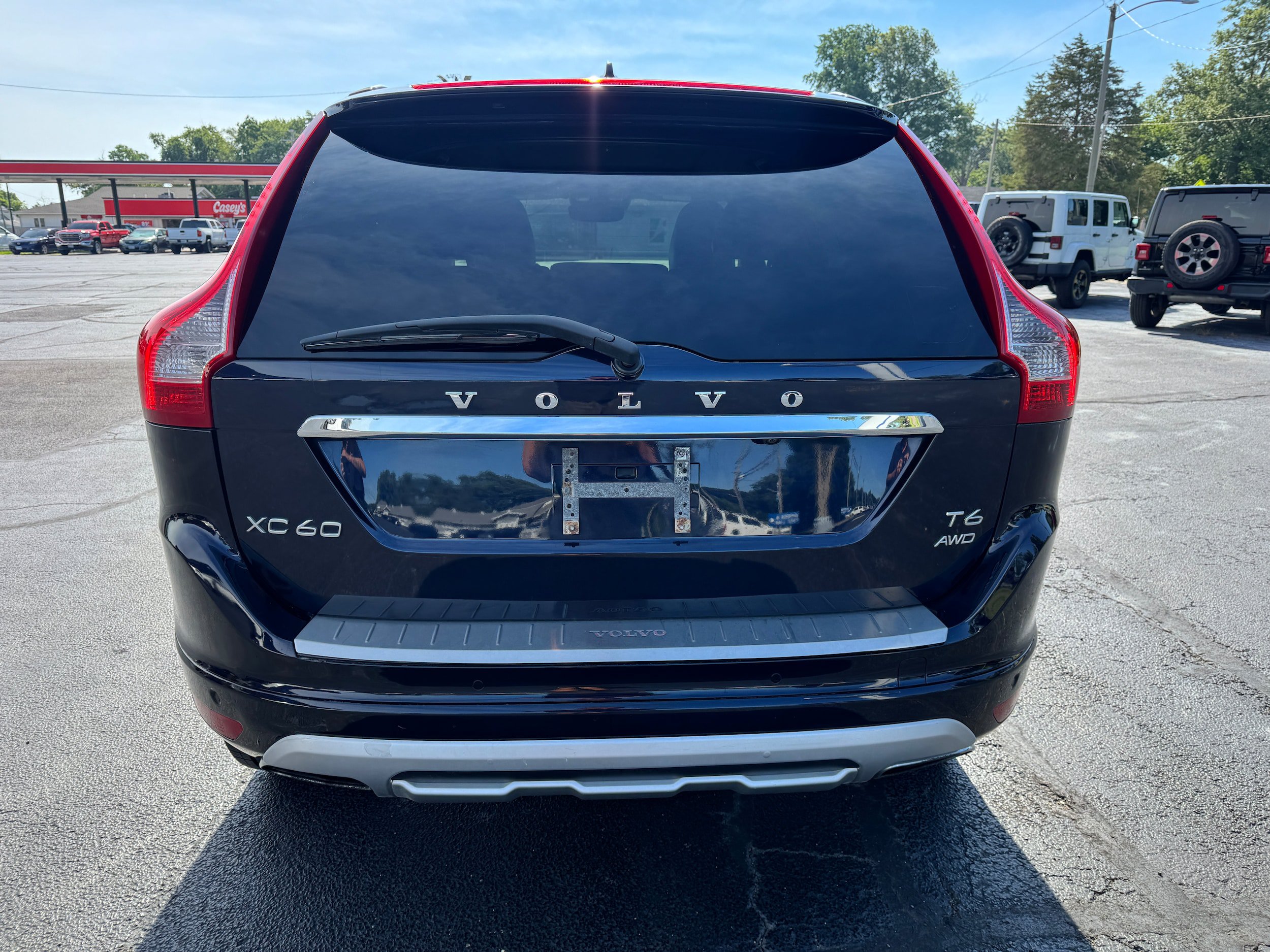 Used 2017 Volvo XC60 T6 Dynamic w/ Advanced Package AWD/4WD image 6
