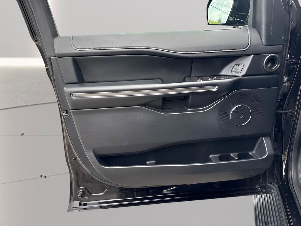 Used 2019 Ford Expedition Max XLT w/ Equipment Group 202A AWD/4WD image 18