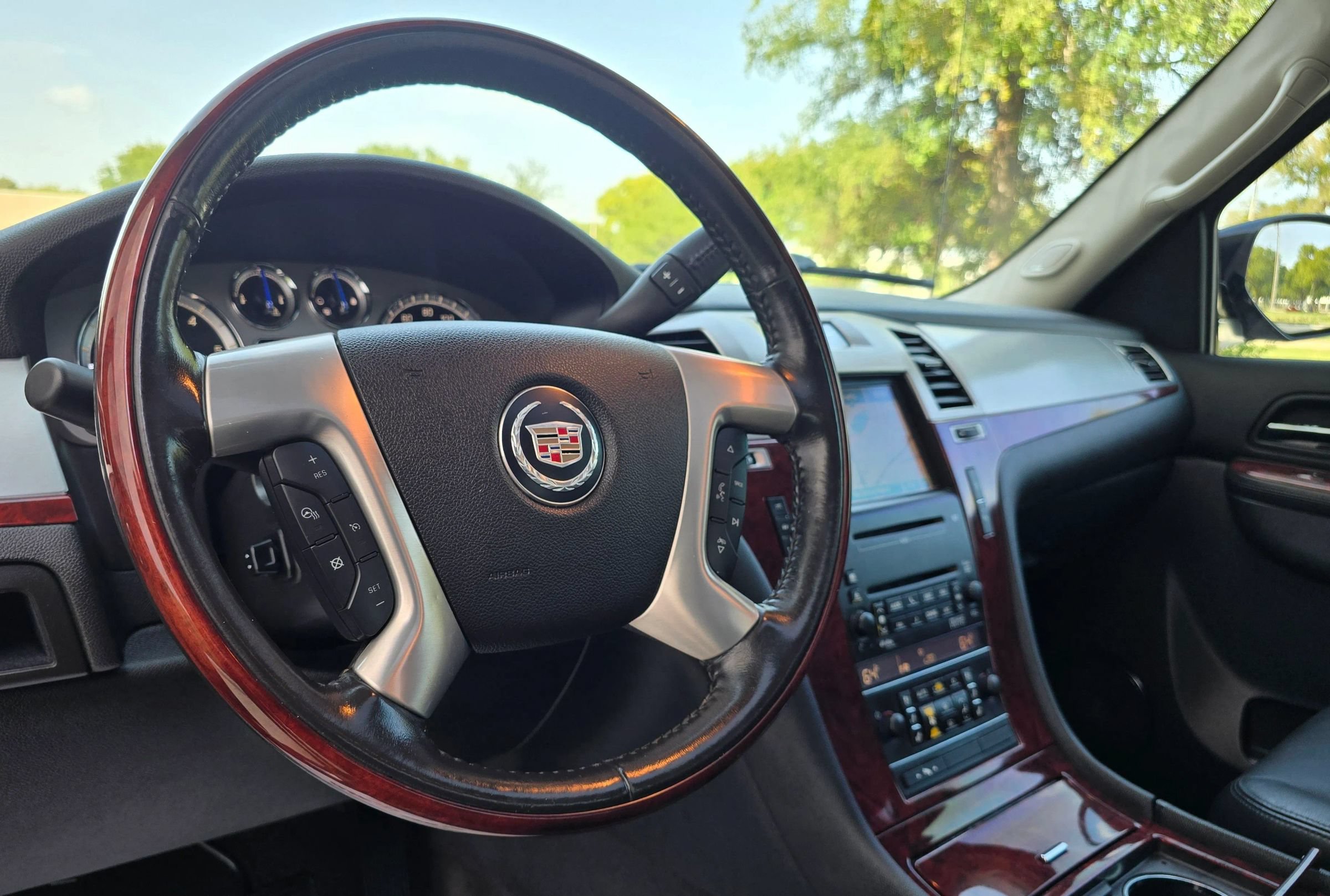 Used 2010 Cadillac Escalade EXT Luxury AWD/4WD image 25
