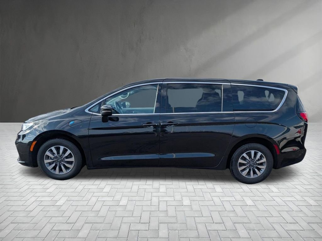 Used 2023 Chrysler Pacifica Touring-L image 5