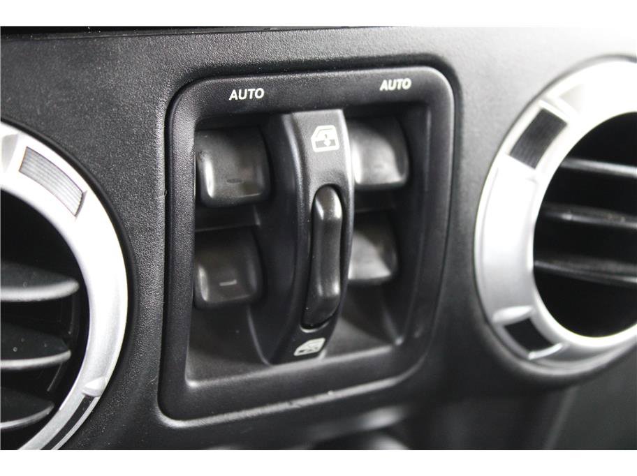 Used 2015 Jeep Wrangler Unlimited Sahara w/ Connectivity Group image 22