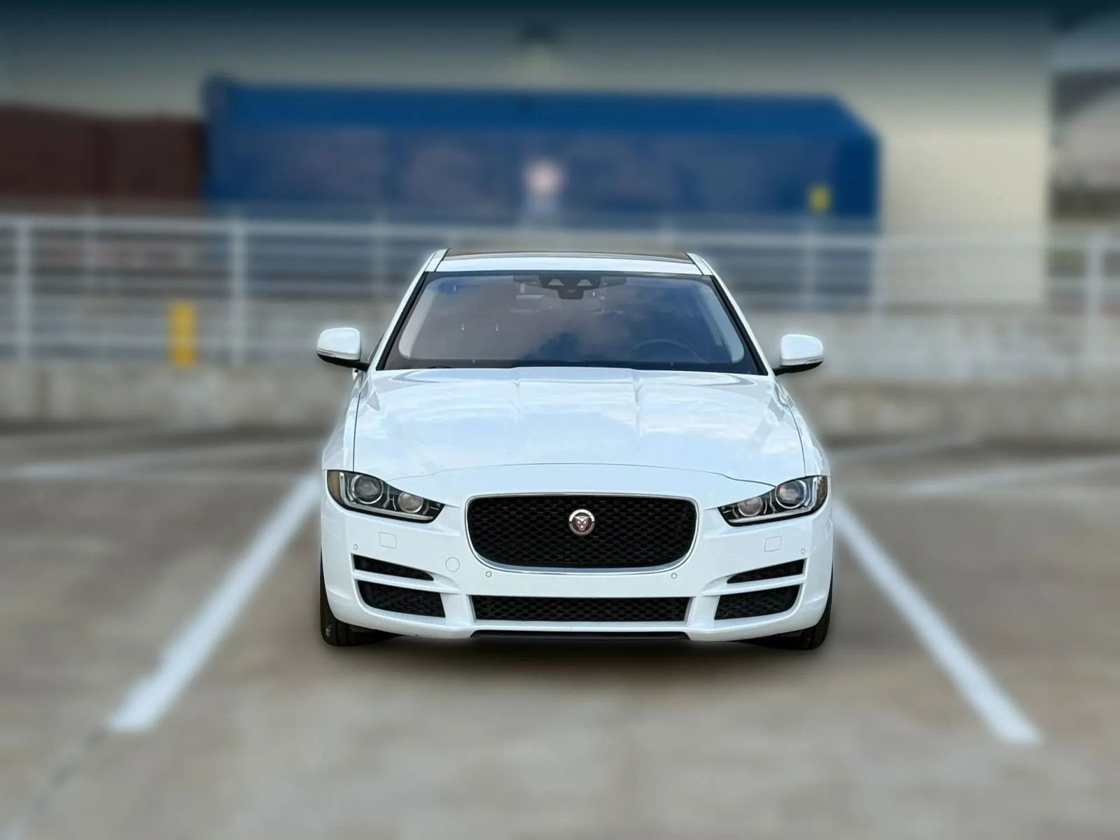 Used 2017 Jaguar XE Premium image 2
