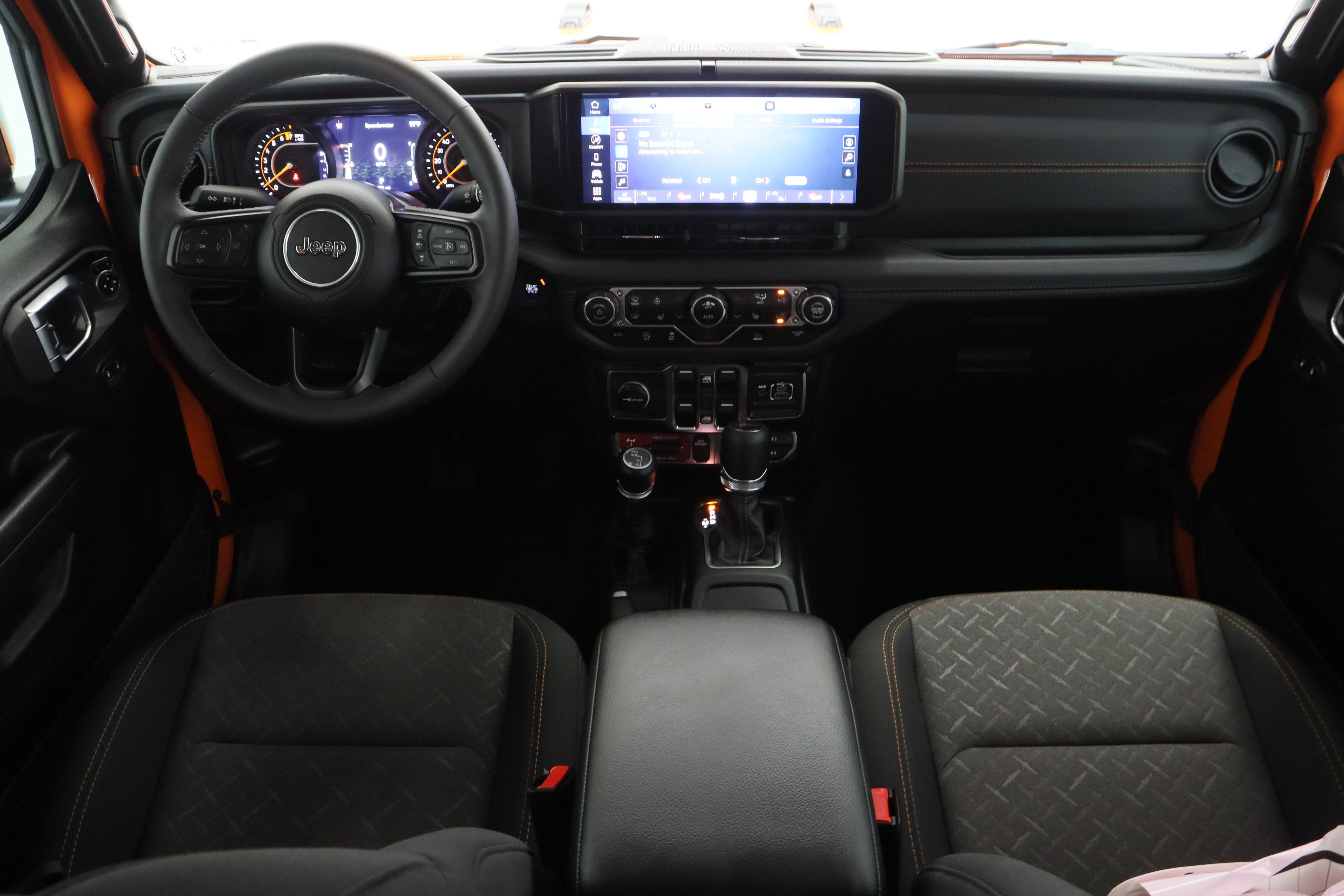 Used 2025 Jeep Gladiator Mojave w/ Convenience Group AWD/4WD image 30