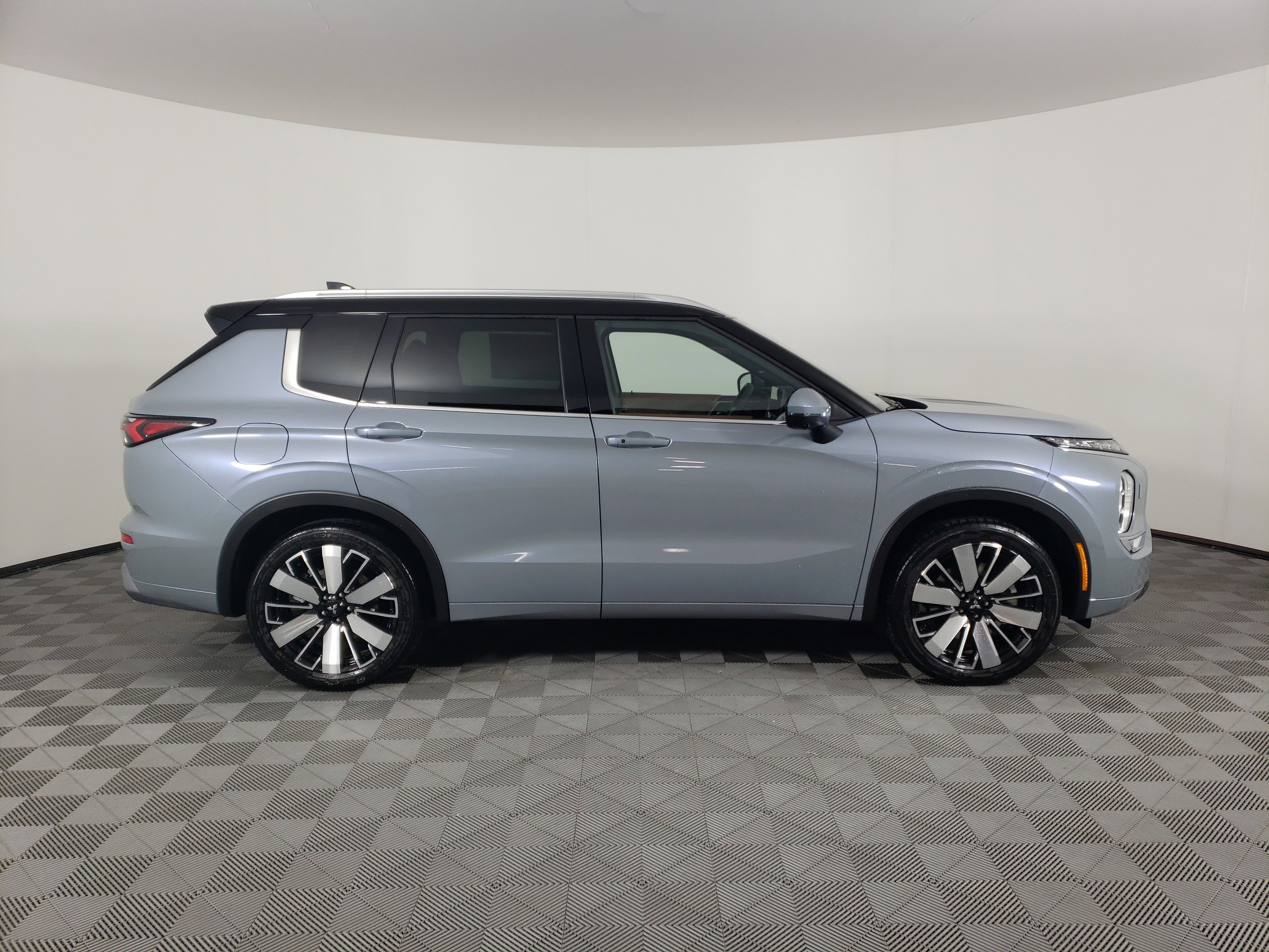 New 2025 Mitsubishi Outlander SEL image 3