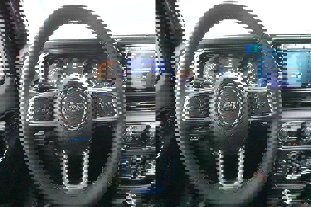 Used 2025 Jeep Wrangler Unlimited Sahara image 10