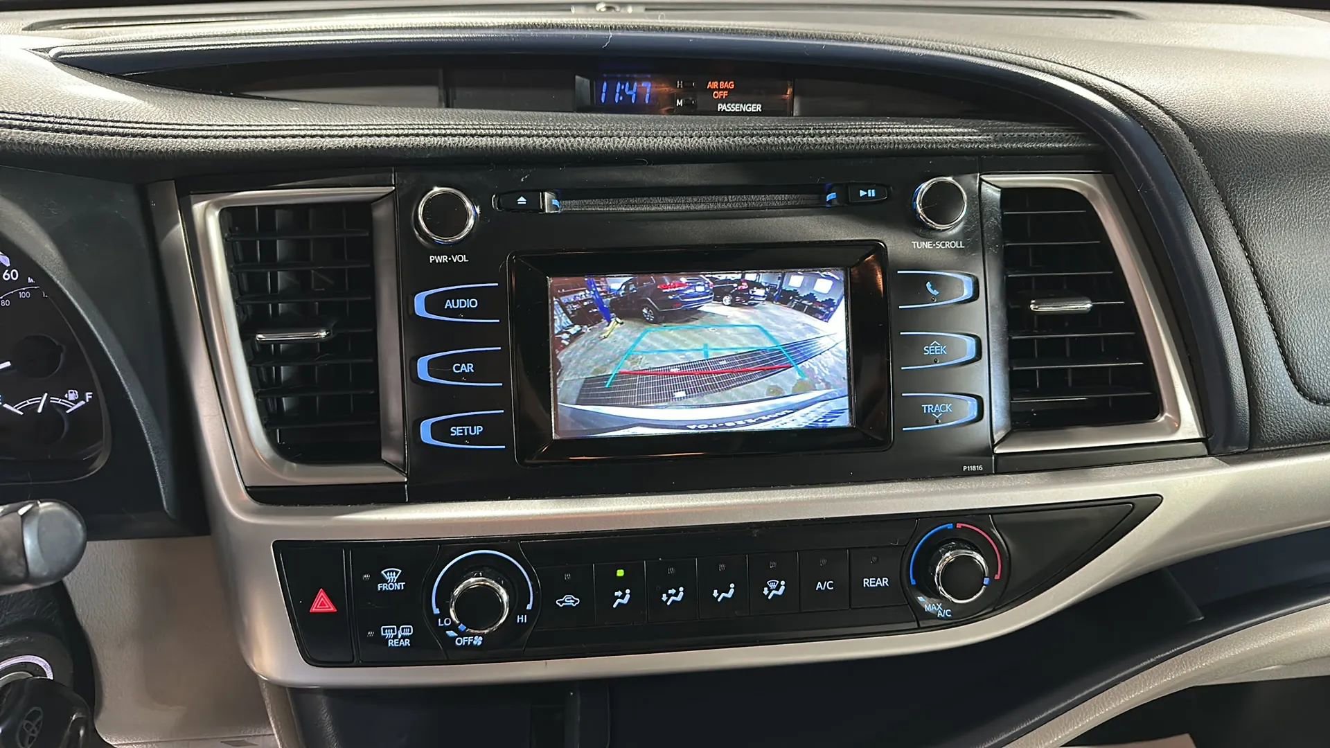 Used 2019 Toyota Highlander LE AWD/4WD image 24