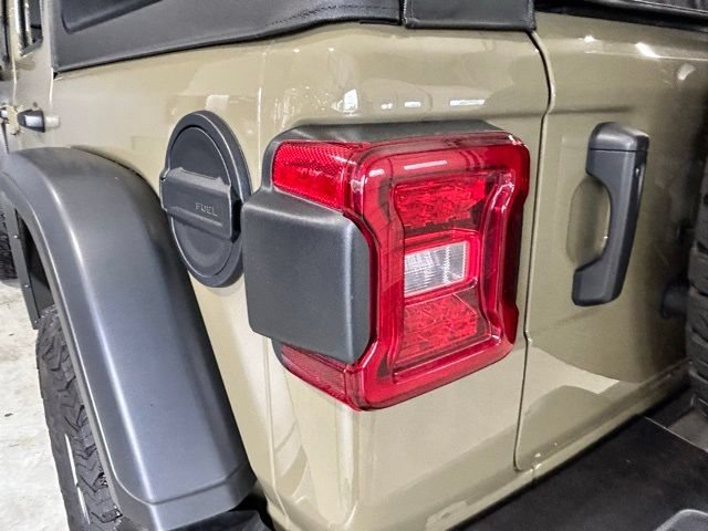 Used 2025 Jeep Wrangler Unlimited Rubicon AWD/4WD image 13