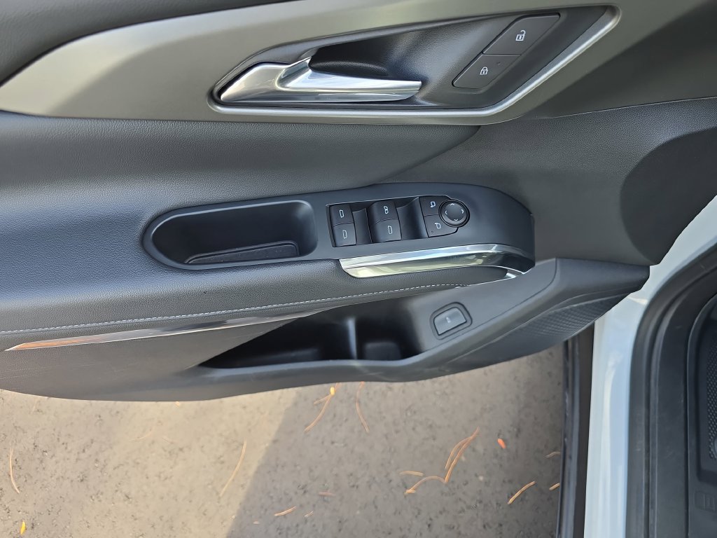 Used 2025 Chevrolet Traverse LT w/ LPO, Floor Liner Package AWD/4WD image 30