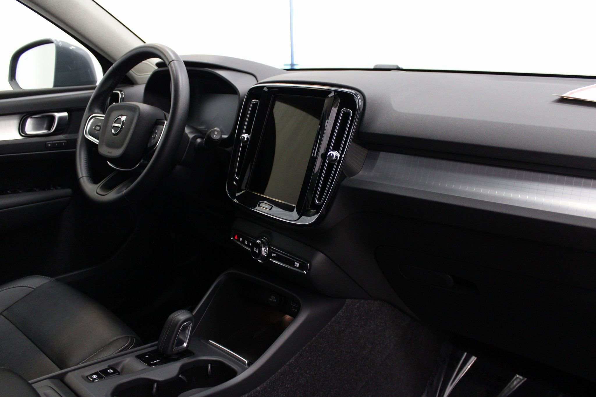 Used 2021 Volvo XC40 T5 Momentum image 32