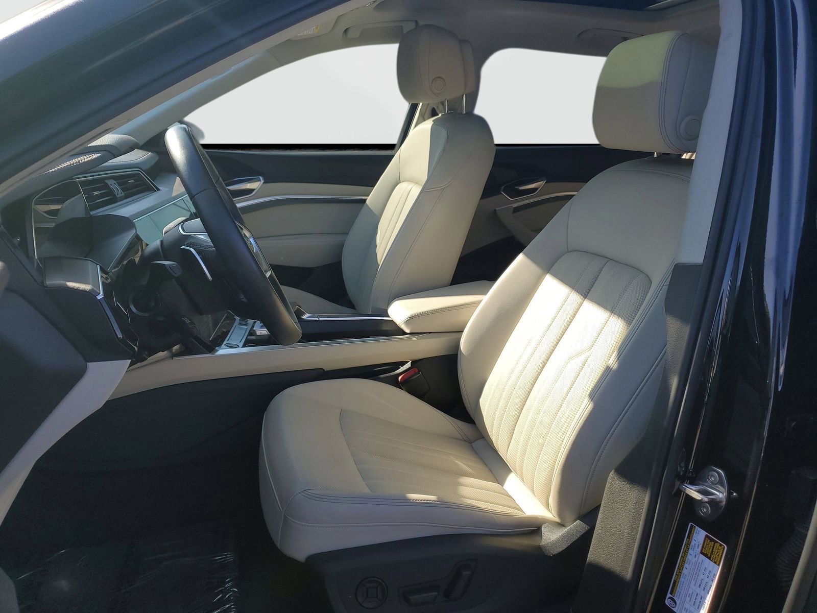 Used 2024 Audi Q8 e-tron Premium Plus w/ Premium Plus Package image 18