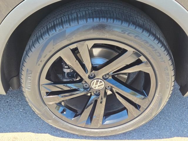 Used 2023 Volkswagen Tiguan SE R-Line FWD image 11