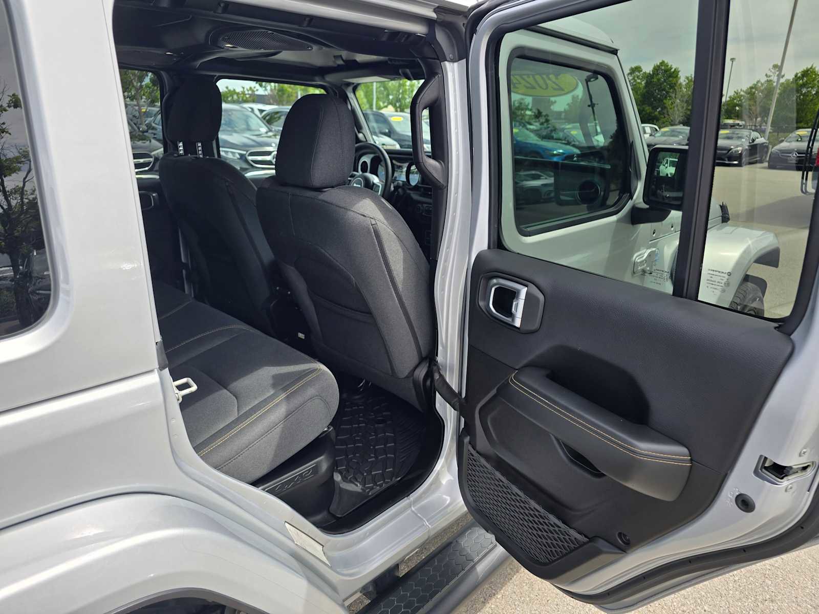 Used 2024 Jeep Wrangler Unlimited Sahara AWD/4WD image 14