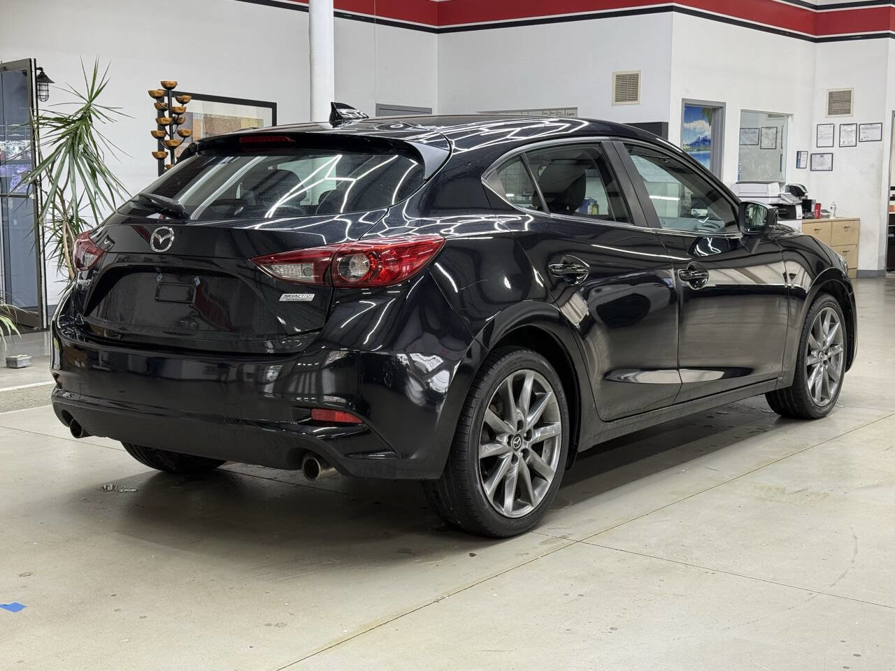 Used 2018 MAZDA MAZDA3 Touring FWD image 2