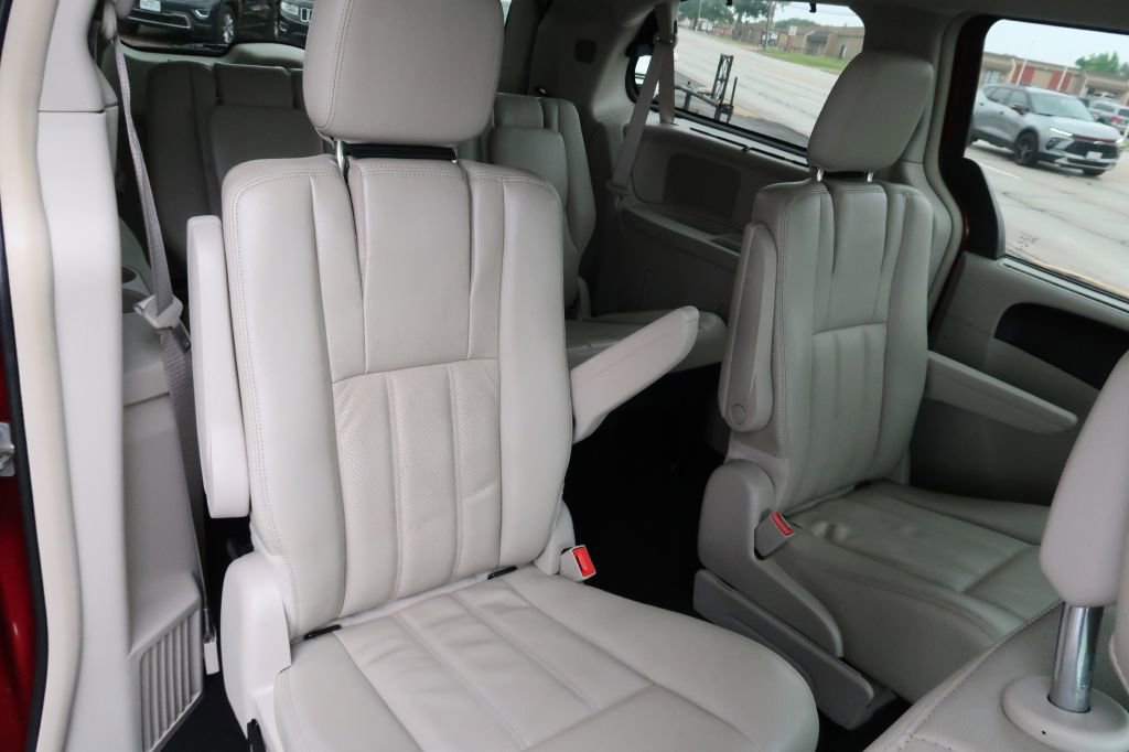 Used 2013 Chrysler Town & Country Touring-L w/ Driver Convenience Group FWD image 9