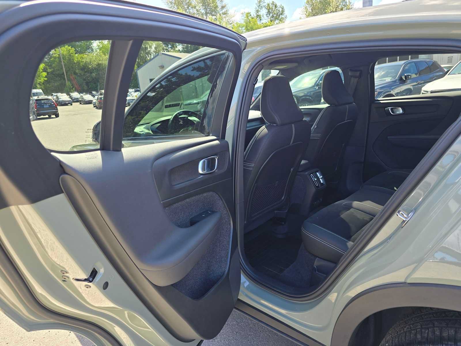 Certified 2023 Volvo C40 P8 Recharge Plus w/ Climate Package AWD/4WD image 17