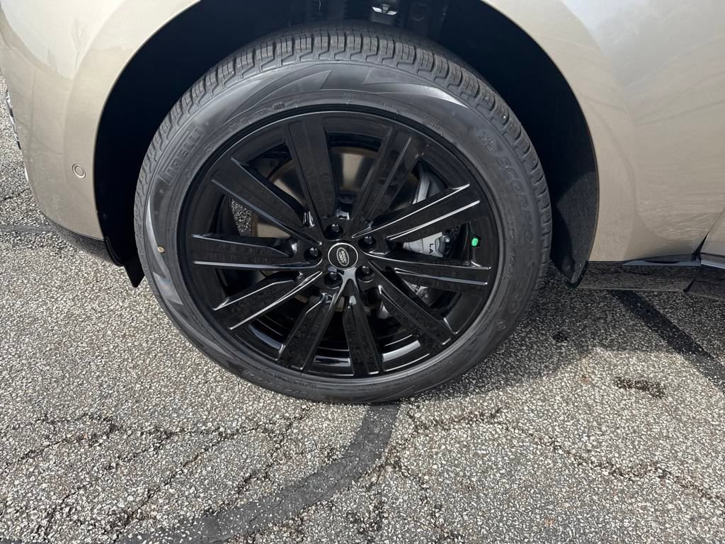 New 2025 Land Rover Range Rover SE image 16